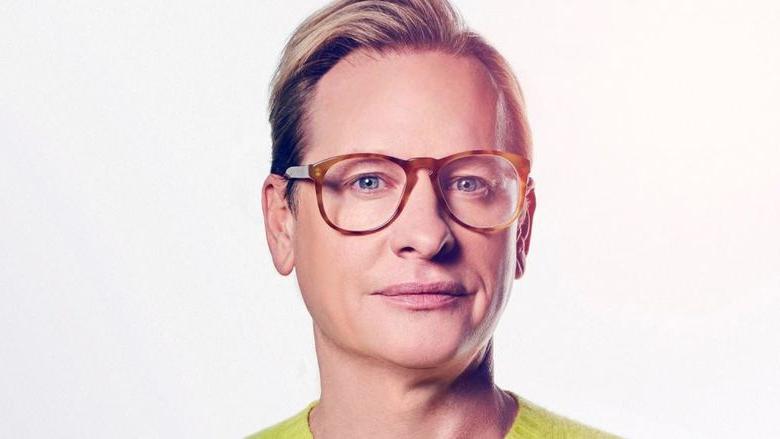 Headshot of Carson Kressley